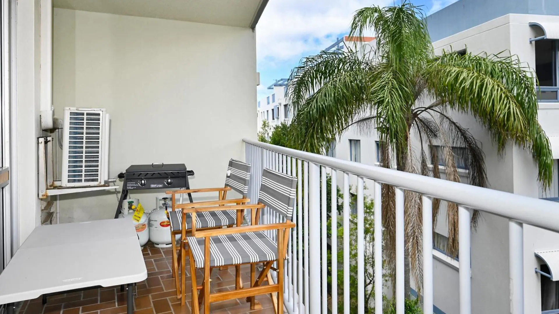 Stylish 2 B/R Kings Beach Apartment 卡伦德拉